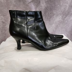 CONNIE Women Black Bootie Heels. Size: 7W